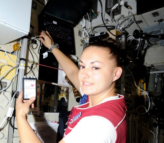 یلنا سیروا با فرستادن چند عکس و  یادداشتی، علاقمندان را در جریان روز های زندگی و وضعیت کاری خود و همکارانش در ایستگاه فضایی بین المللی گذاشته است. او چهارمین زن فضانورد روس بشمار می رود که شانس دستیابی به مدار زمین را یافت. وی قبل از ورود به جرگه کیه